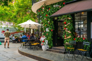 LONDON, İngiltere - Haziran 03, 2022: Belgravia 'daki Tomtom Kahve Evi, Chelsea için her yıl düzenlenen çiçek sergisi ile süslenmiştir.