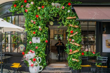 LONDON, İngiltere - Haziran 03, 2022: Belgravia 'daki Tomtom Kahve Evi, Chelsea için her yıl düzenlenen çiçek sergisi ile süslenmiştir.