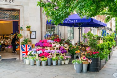 LONDON, UK - Haziran 03, 2022: Bayley and Sage shop ilk olarak Şubat 2021 'de Belgravia' da açıldı ve kaliteli taze ürün, organik şarap ve etkileyici peynir seçimi sunuyor