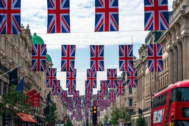 LONDON, İngiltere - Haziran 03, 2022: Kraliçe 'nin Platin Yıl Kutlamaları münasebetiyle Regent Caddesi üzerinde Birlik bayrakları asılı.