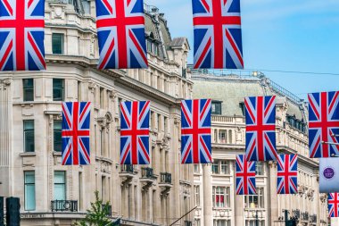 LONDON, İngiltere - Haziran 03, 2022: Kraliçe 'nin Platin Yıl Kutlamaları münasebetiyle Regent Caddesi üzerinde Birlik bayrakları asılı.