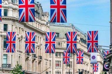 LONDON, İngiltere - Haziran 03, 2022: Kraliçe 'nin Platin Yıl Kutlamaları münasebetiyle Regent Caddesi üzerinde Birlik bayrakları asılı.