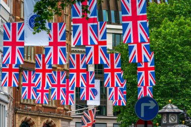 LONDON, İngiltere - Haziran 03, 2022: Londra 'nın merkezindeki bir caddenin üzerinde Kraliçe' nin Platin Kutlamaları münasebetiyle Birlik bayrakları asılı.