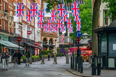 LONDON, İngiltere - Haziran 03, 2022: Londra 'nın merkezindeki bir caddenin üzerinde Kraliçe' nin Platin Kutlamaları münasebetiyle Birlik bayrakları asılı.