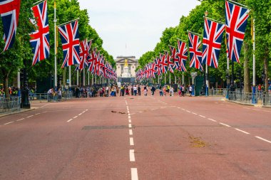 LONDON, İngiltere - 2003 Haziran 2022: Kraliçe 'nin Platin Kutlamaları münasebetiyle Buckingham Sarayı' na giden yol olan Union bayrak hattı The Mall..