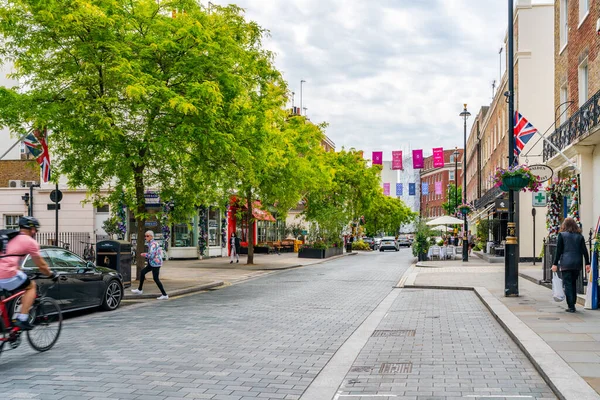 LONDON, İngiltere - Haziran 03, 2022: Belgravia bölgesinin sokak manzarası, akıllı butikler, lüks restoranlar, lüks restoranlar ve sofistike kafeler ile tanınan zengin bir bölge