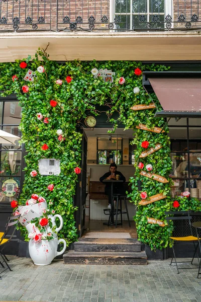 LONDON, İngiltere - Haziran 03, 2022: Belgravia 'daki Tomtom Kahve Evi, Chelsea için her yıl düzenlenen çiçek sergisi ile süslenmiştir.