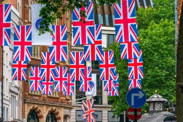 Londres Reino Unido Junio 2022 Filas Banderas Unión Cuelgan Sobre —  Fotos de Stock