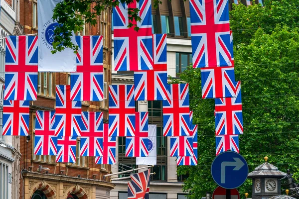 Londres Reino Unido Junio 2022 Filas Banderas Unión Cuelgan Sobre —  Fotos de Stock