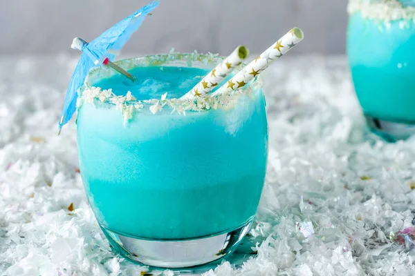 弗罗斯特圣诞鸡尾酒 配椰子朗姆酒 蓝葫芦 椰子酱和菠萝汁 — 图库照片