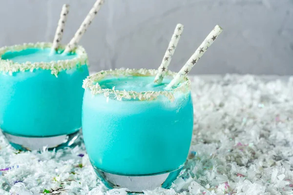 Jack Frost Christmas Cocktail Mit Kokosrum Blauem Curaçao Kokoscreme Und — Stockfoto