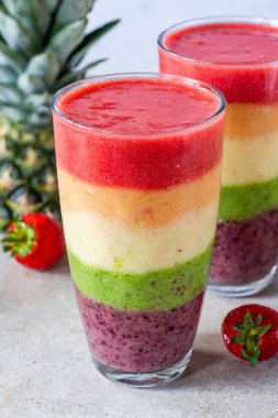 Renkli gökkuşağı katmanlı meyve püresi