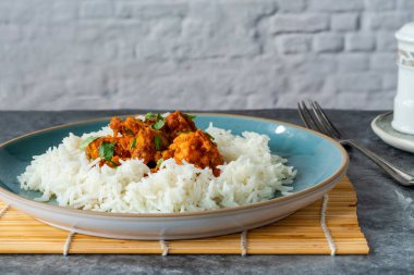 Pirinçli Parsi balığı verandası. Bombay 'daki Parsi topluluğundan lezzetli köri.
