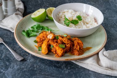 Pirinçli Parsi balığı verandası. Bombay 'daki Parsi topluluğundan lezzetli köri.