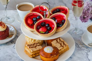 Masada kahve ve köpüklü şaraplı gurme kekleri.