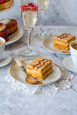 Masada kahve ve köpüklü şaraplı gurme kekleri.