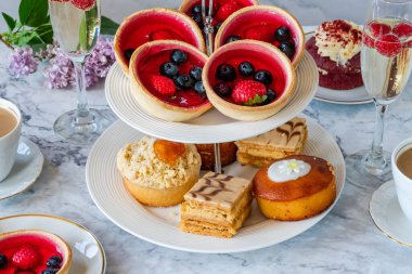 Masada kahve ve köpüklü şaraplı gurme kekleri.