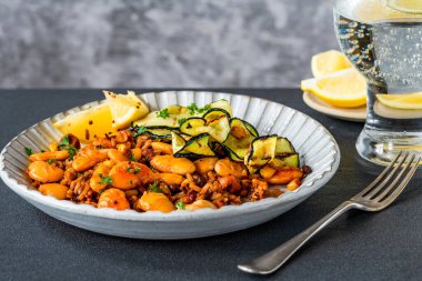 Kabaklı ve tereyağlı vejetaryen taneleri.