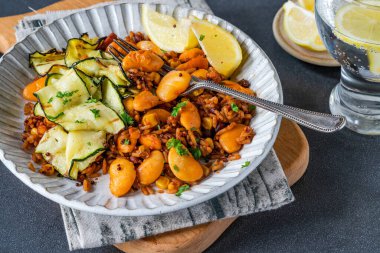 Kabaklı ve tereyağlı vejetaryen taneleri.