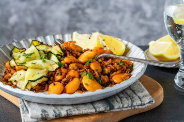 Kabaklı ve tereyağlı vejetaryen taneleri.