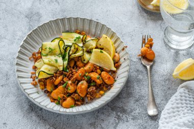 Kabaklı ve tereyağlı vejetaryen taneleri.