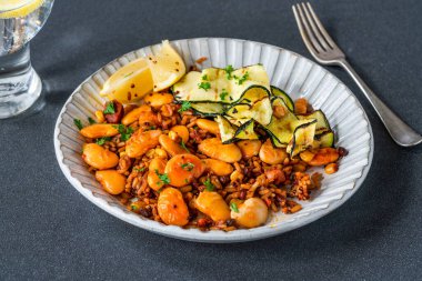 Kabaklı ve tereyağlı vejetaryen taneleri.