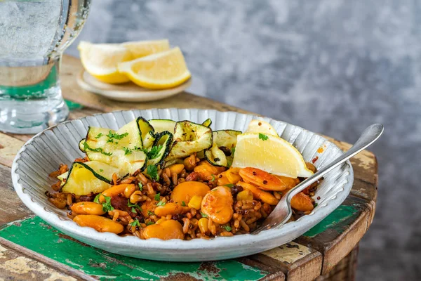 Rauchige Vegane Körner Mit Zucchini Und Butterbohnen — Stockfoto