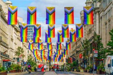 LONDON, İngiltere - 07 Temmuz 2022: Gökkuşağı İntersex-Ayrıcalıklı Gurur Bayrakları Londra 'da Regent Caddesi üzerinde asılı İngiltere' de 50 yıllık Pride kutlamaları için
