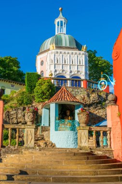 PORTMEIRION, WALES, İngiltere - 07 Temmuz 2022: Portmeirion, Kuzey Galler 'de 1925 ve 1975 yılları arasında Sir Clough Williams-Ellis tarafından tasarlanan ve inşa edilen bir turizm köyüdür.
