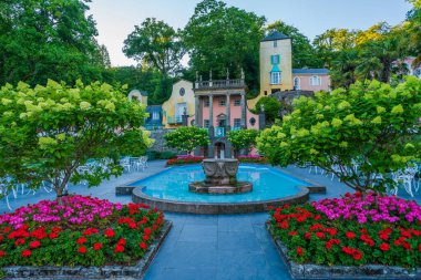 PORTMEIRION, WALES, İngiltere - 07 Temmuz 2022: Portmeirion, Kuzey Galler 'de 1925 ve 1975 yılları arasında Sir Clough Williams-Ellis tarafından tasarlanan ve inşa edilen bir turizm köyüdür.