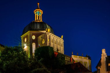 PORTMEIRION, WALES, İngiltere - 07 Temmuz 2022: Kuzey Galler 'de Sir Clough Williams-Ellis tarafından 1925 ve 1975 yılları arasında İtalyan köyü tarzında tasarlanan ve inşa edilen bir turizm köyü olan Portmeirion' un Gece Görüşü