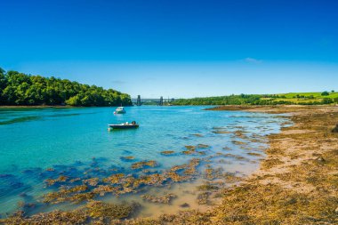 Anglesey ve Galler adaları arasındaki Menai Boğazı üzerindeki Pont Brittania köprüsünün görüntüsü