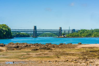 Anglesey ve Galler adaları arasındaki Menai Boğazı üzerindeki Pont Brittania köprüsünün görüntüsü