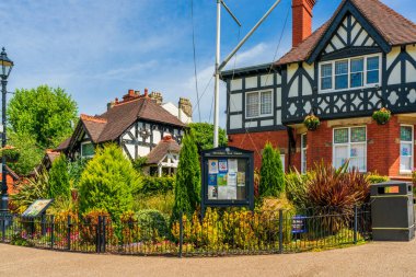 SHREWSBURY, İngiltere - 11 Temmuz 2022: Quarry Park girişindeki Quarry Lodge, Shrewsbury kasabasındaki ana eğlence parkı, Severn Nehri 'nin içinde yer alan