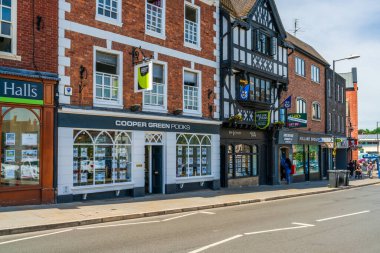 SHREWSBURY, İngiltere - 11 Temmuz 2022: Shrewsbury 'de Severn Nehri' nin içinde yer alan ilçe kasabası,