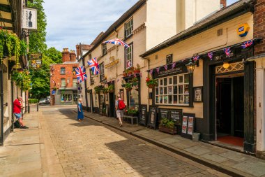 SHREWSBURY, İngiltere - 11 Temmuz 2022: Shrewsbury, Shropshire 'da sokak manzarası. Severn Nehri 'nin bir döngüsünün içinde yer alır ve Tudor merkezi yarı keresteli evlerle doludur..