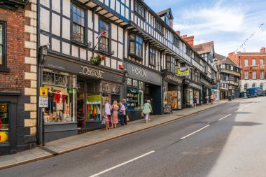 SHREWSBURY, İngiltere - 11 Temmuz 2022: Shrewsbury, Shropshire 'da sokak manzarası. Severn Nehri 'nin bir döngüsünün içinde yer alır ve Tudor merkezi yarı keresteli evlerle doludur..