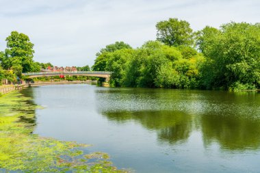 Shrewsbury, İngiltere 'deki Severn Nehri manzaralı.