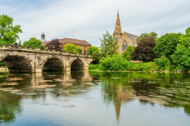 Shrewsbury 'deki Severn Nehri' nin karşısındaki Engish Köprüsü ve Birleşik Reform Kilisesi 'nin Wiew' ı.