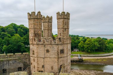 CAERNARFON, WALES - HAZİRAN 08, 2022: Caernarfon Kalesi harabeleri, Caernarfon, Gwynedd, kuzeybatı Galler 'de bir ortaçağ kalesi