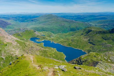 Güneşli bir günde, Kar Dağı zirvesinden manzaralı bir manzara, Galler