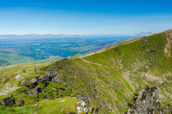 Snowdon, Walls - 09 Temmuz 2022: yürüyüşçüler zirveye ulaşmak için Snowdon Dağı 'na tırmanırlar. Snowdon, deniz seviyesinden 1085 metre yükseklikte Galler 'in en yüksek dağıdır.