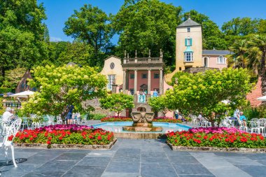 PORTMEIRION, WALES, İngiltere - 07 Temmuz 2022: Portmeirion Kuzey Galler 'de bir turizm köyüdür. Sir Clough Williams-Ellis tarafından 1925 ve 1975 yılları arasında bir İtalyan köyü tarzında tasarlanmış ve inşa edilmiştir.