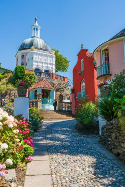 PORTMEIRION, WALES, İngiltere - 07 Temmuz 2022: Portmeirion Kuzey Galler 'de bir turizm köyüdür. Sir Clough Williams-Ellis tarafından 1925 ve 1975 yılları arasında bir İtalyan köyü tarzında tasarlanmış ve inşa edilmiştir.