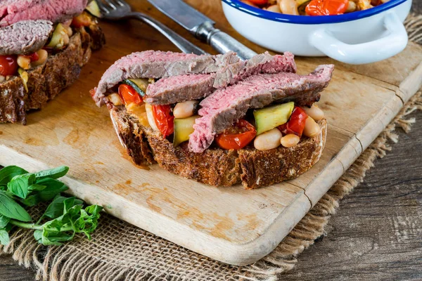 Beef Steak Sourdough Garlicky Tomatoes Courgettes Cannellini Beans — Stockfoto