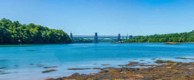 Anglesey ve Galler adaları arasındaki Menai Boğazı üzerindeki Pont Brittania köprüsünün görüntüsü