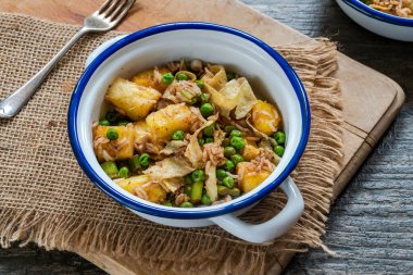 Spicy pineapple fried rice with green peas