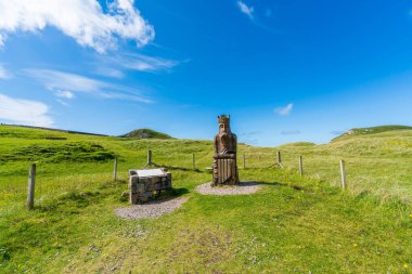 UIG, ISLE OF LEWIS, SCOTLAND - AUGUST 03, 2022: Wood carving of the King chess piece 'Lewis Chessmen' by  Stephen Hayward near Ardroil Beach, Uig Sands on the Isle of Lewis, Outer Hebrides, Scotland