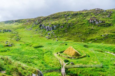 Bosta (Bostadh) Çimlerle kaplı Demir Çağı Evi - Lewis Adası, İskoçya