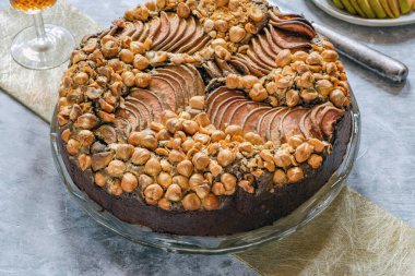 Nemli çikolata, armut ve altın fındıklı turta